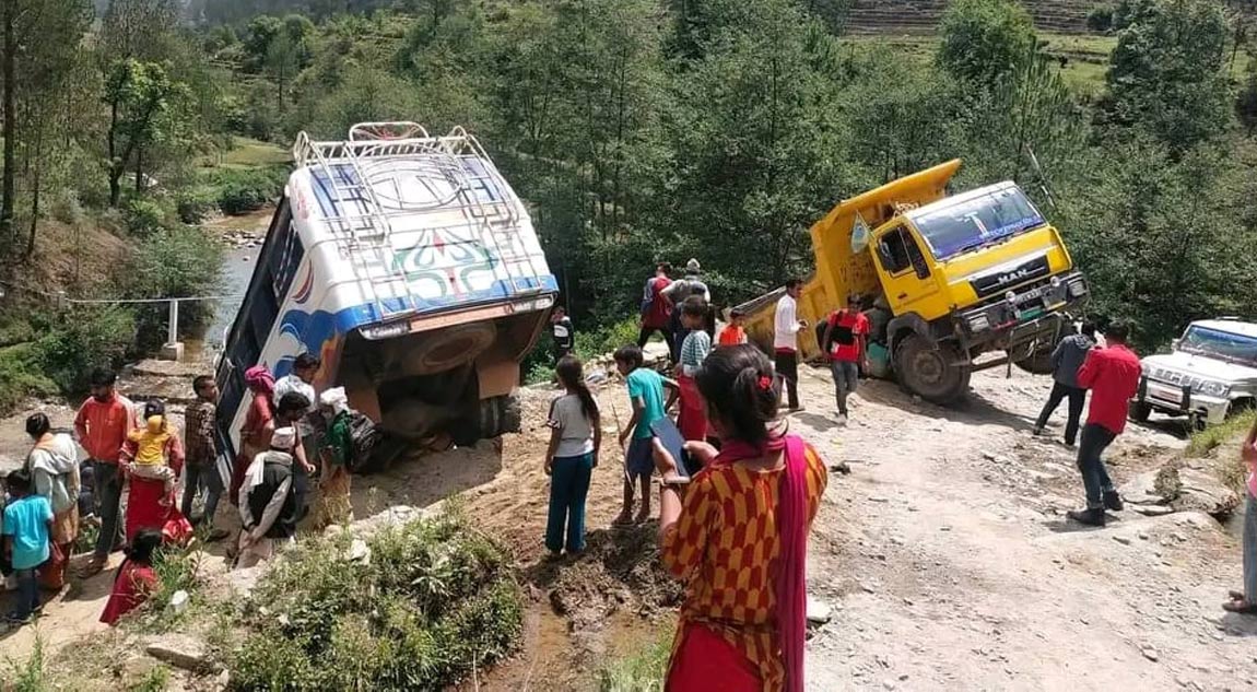 सल्यानमा भएको बस दुर्घटनामा ७ जना घाइते