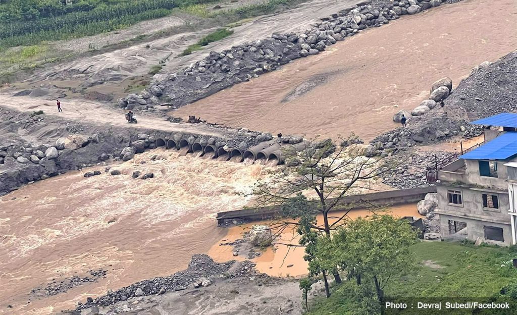 मेलम्चीको बाढीले अस्थायी पुलमा क्षति