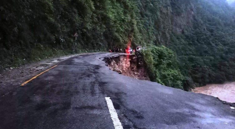 आँबुखैरेनीमा सडक भासियो, यातायात अवरुद्ध