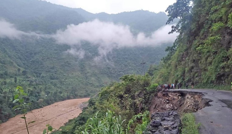 भासिएको सडकबाट कार र मोटरसाइकल खस्यो, घटनास्थलमा नेपाली सेनाको टोली जाँदै