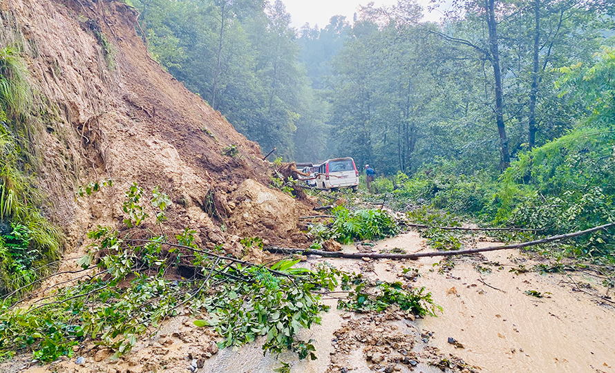 पहिरोका कारण सिस्नेरी सडकखण्ड बिहानैदेखि अवरुद्ध