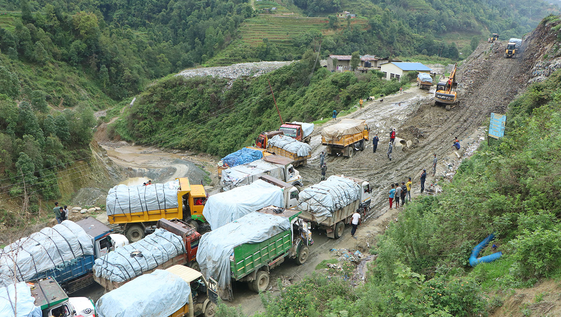 बञ्चरेडाँडामा तनाव, फोहोर फाल्न अवरोध गरेपछि प्रहरीले गर्‍यो हवाईफायर