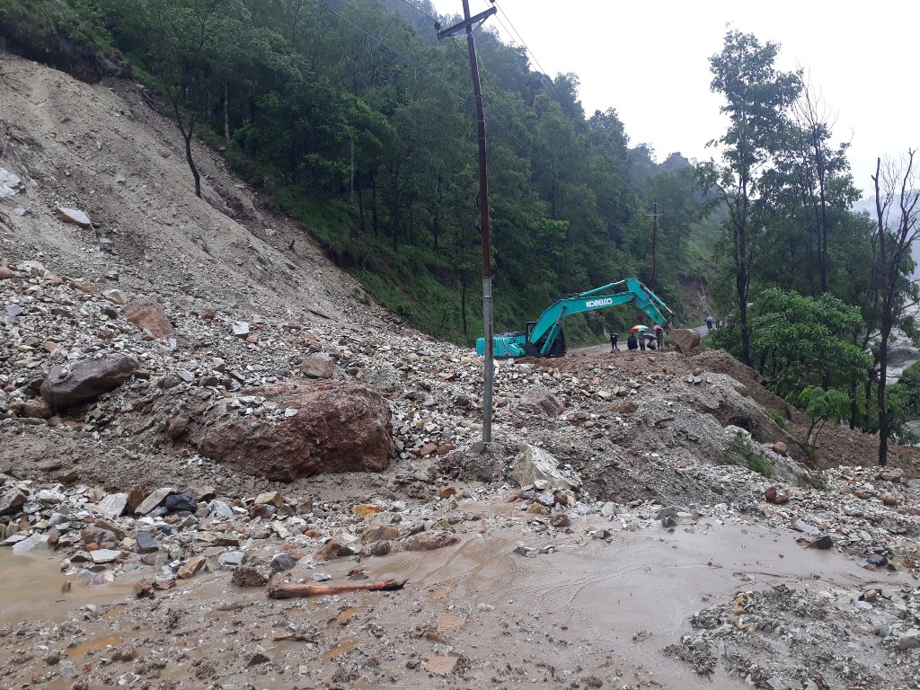 मध्यपहाडी लोकमार्ग अवरुद्ध, लामो तथा छोटो दुरीका सवारीसाधन बाटोमै थन्किए