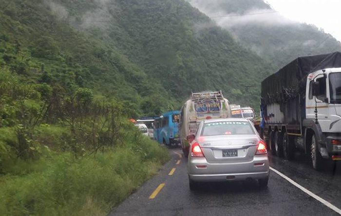 पहिरोका कारण अवरुद्ध मध्यपहाडी लोकमार्ग सञ्चालनमा