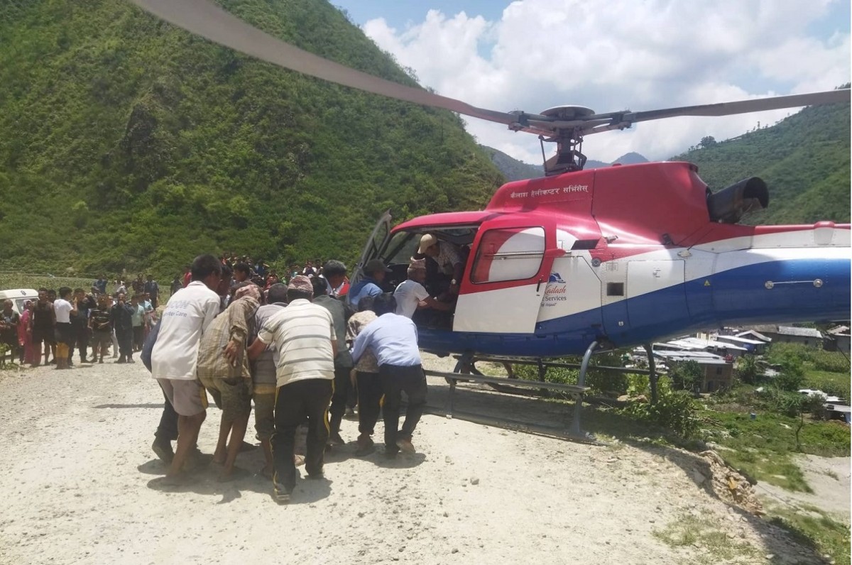 रामेछाप बस दुर्घटना: गम्भीर घाइतेलाई हेलिकोप्टरबाट काठमाडौं ल्याइँदै