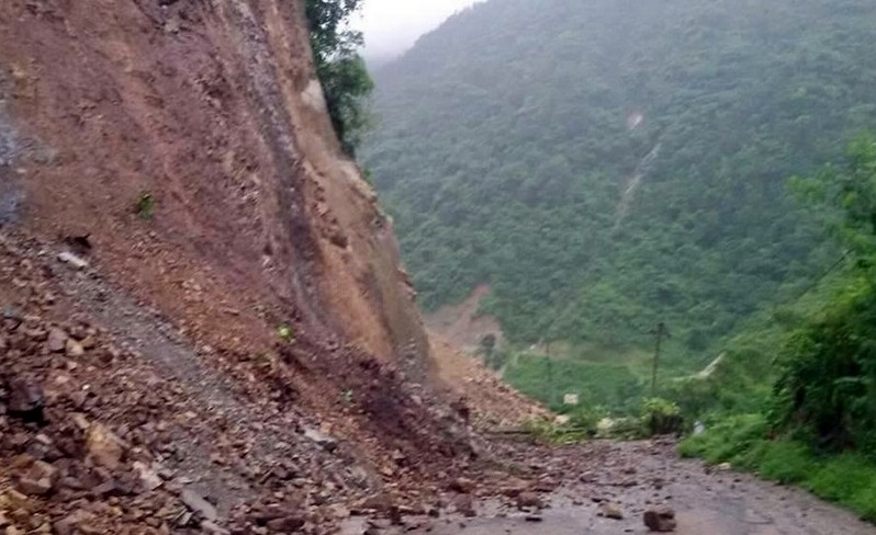 पहिरोले मालढुंगा–बेनी सडक अवरुद्ध