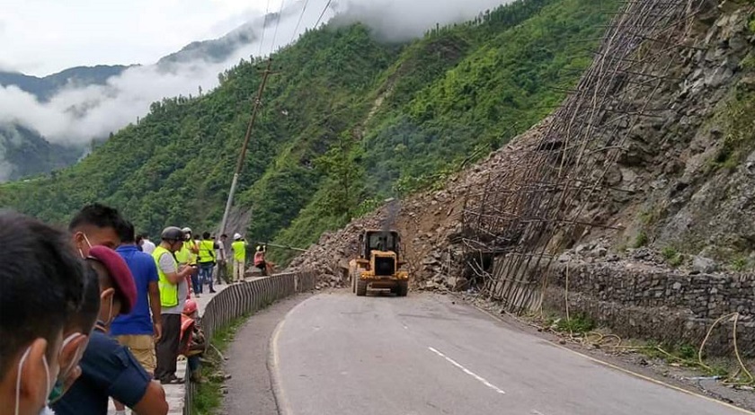 लेदोसहितको पहिरो खस्दा नारायणगढ–मुग्लिन सडक  दुईतर्फी अवरुद्ध