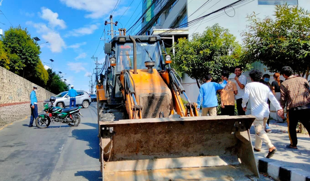 महानगरले नयाँ बानेश्वरस्थित अल्फाबिटाको अवैध संरचनामा आजै डोजर चलाउने