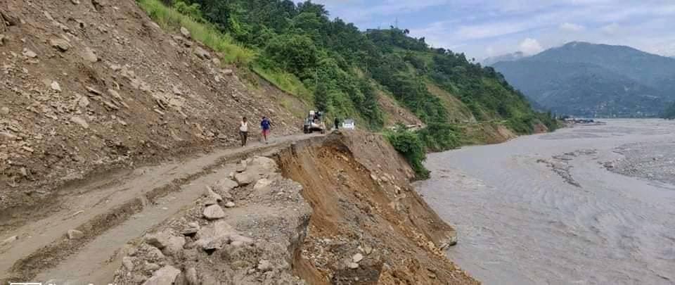 पहिरोका कारण हेलम्बु राजमार्ग अवरुद्ध