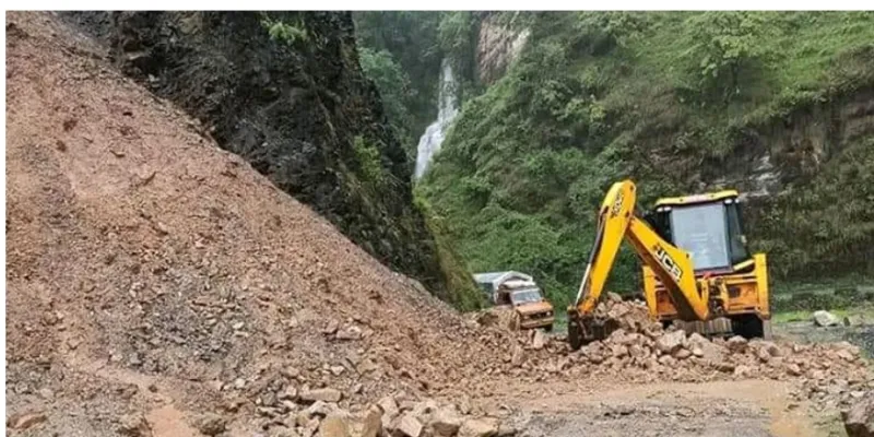 कास्कीमा अविरल बर्षाका कारण ठाउँ–ठाउँमा सडक अवरुद्ध, जनजीवन प्रभावित