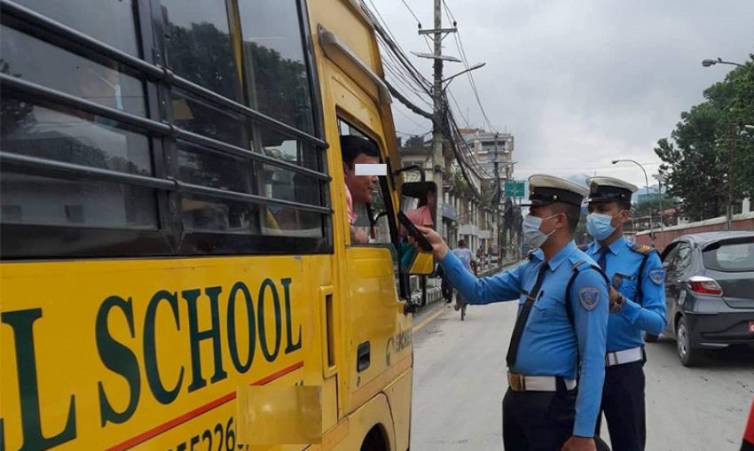 ट्राफिक प्रहरी चेकिङः बिहानै मापसे गरेर स्कुल बस चलाउने २ जना चालकलाई कारवाही