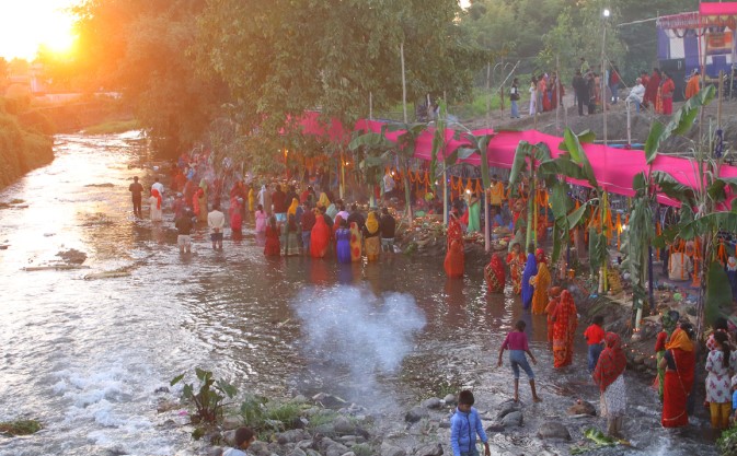 उदाउँदो सूर्यलाई अर्घ्य दिएर छठ समापन