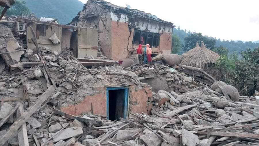 सुदूरपश्चिममा भूकम्पको डर, प्रहरीद्वारा  घर बाहिर बस्न ‘माइकिङ’