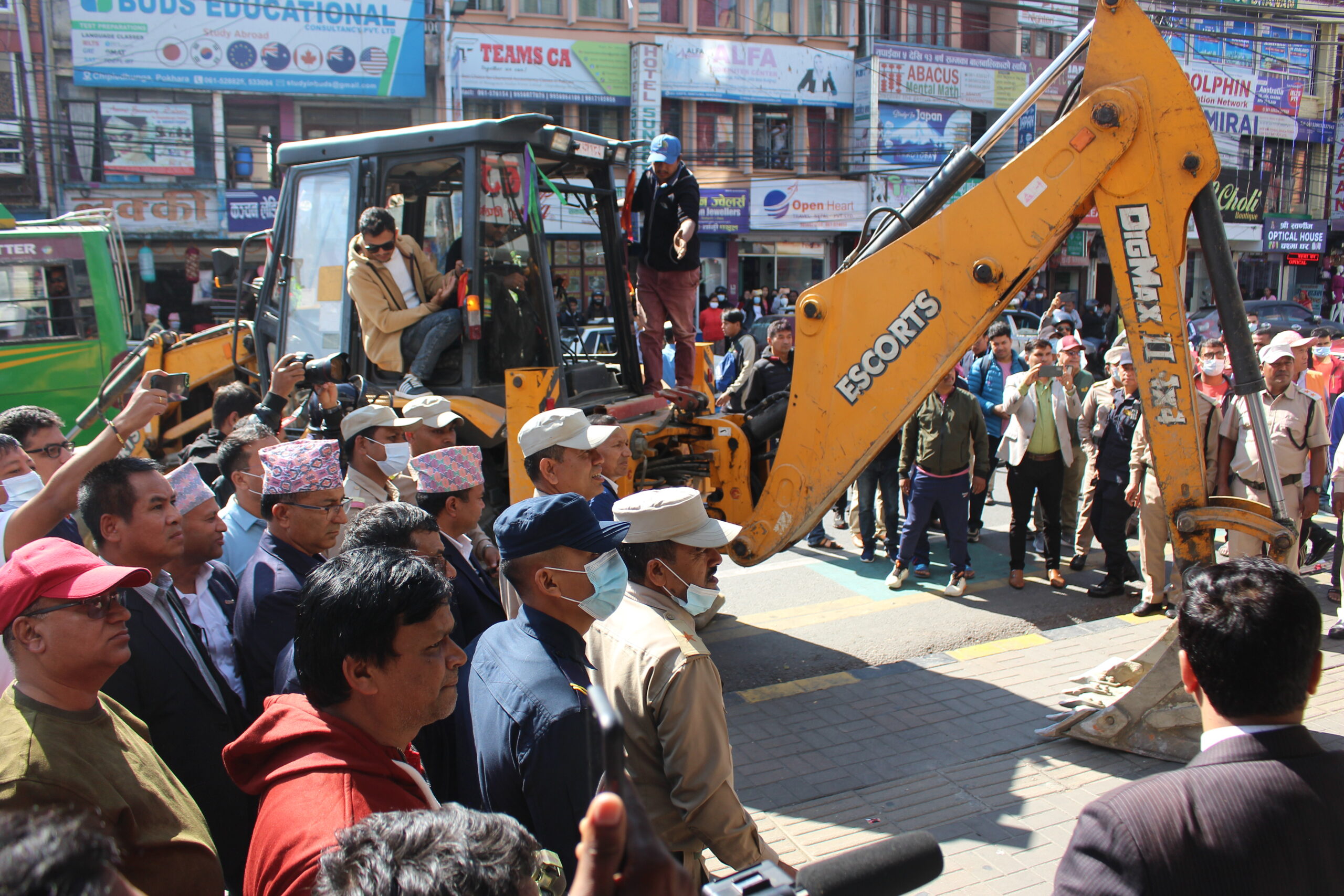 पोखरामा पनि चल्यो महानगरको डोजर, मेयर भन्छन्-अझै कति पर्खने ?