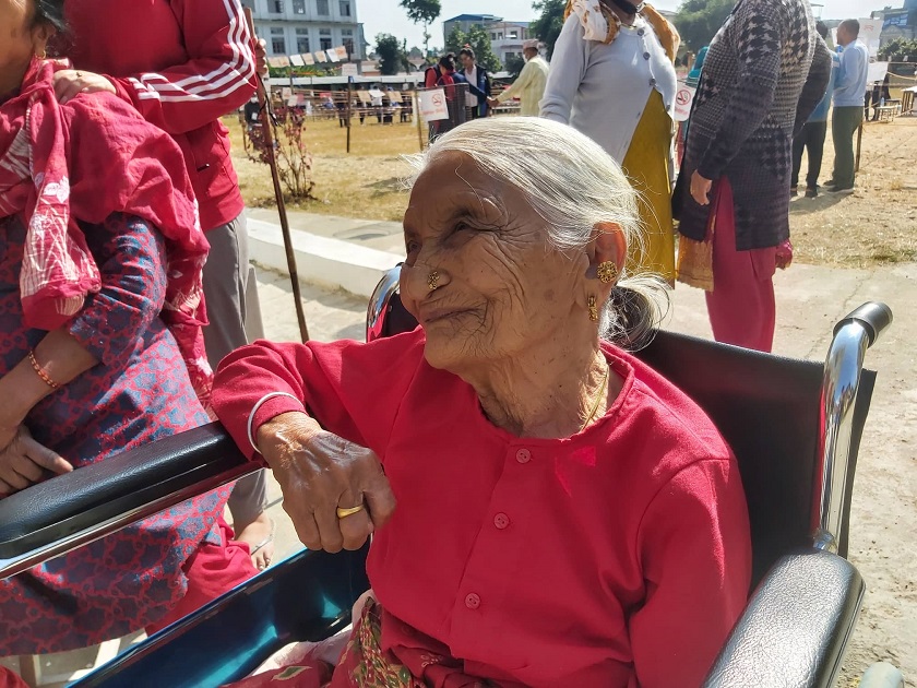 मकवानपुरमा १०१ वर्षकी वृद्ध महिलाले गरिन् मतदान