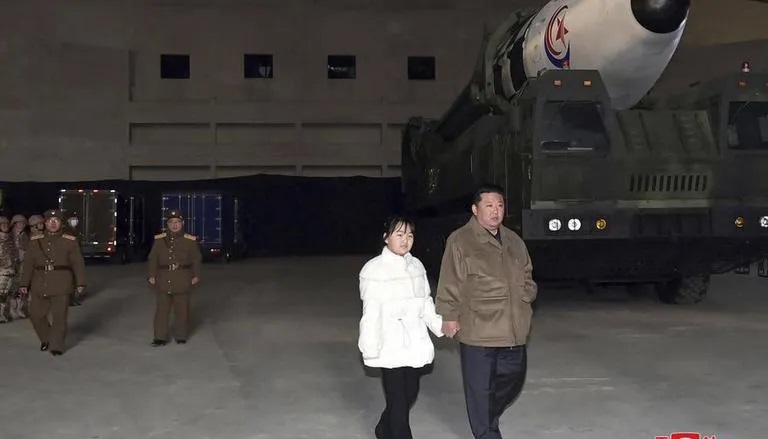 उत्तर कोरियाली नेता किम कान्छी छोरीका साथ क्षेप्यास्त्र परीक्षणस्थलमा