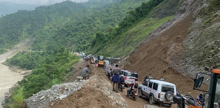 नारायणगढ–मुग्लिन सडकखण्ड : क्षतिपूर्ति नदिँदा पुल निर्माणमा ढिलाइ