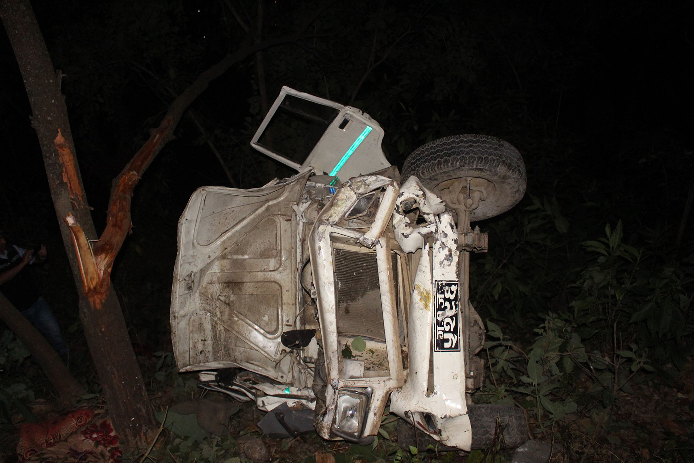 पर्वतमा जिप दुर्घटनाः चालकको मृत्यु, ११ घाइते