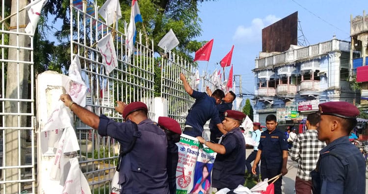 टाँगेका निर्वाचन प्रचार सामग्री हटाइँदै