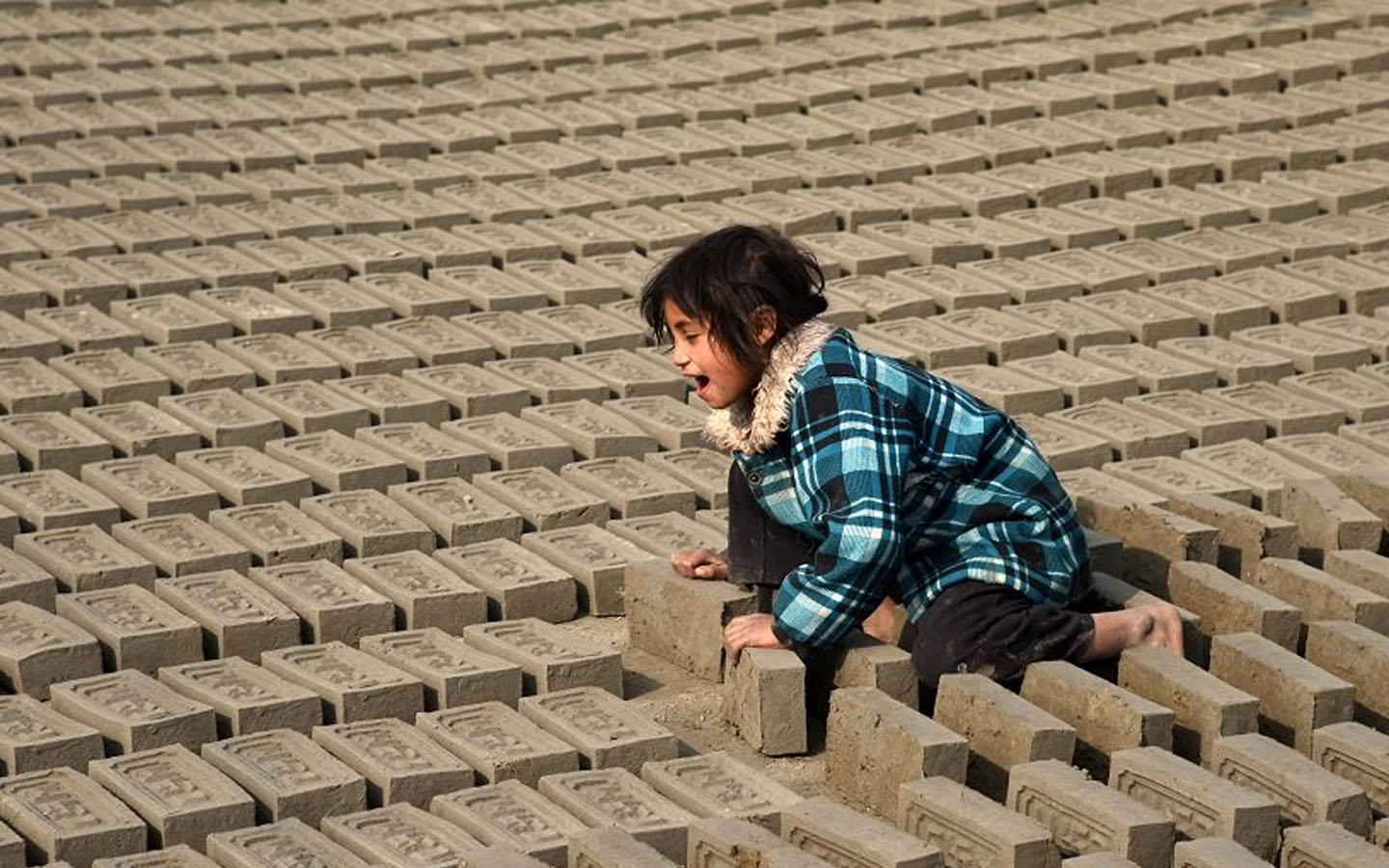 सरकारले देख्न नसकेको इँटा भट्टाको बालश्रम (फोटो फिचर)