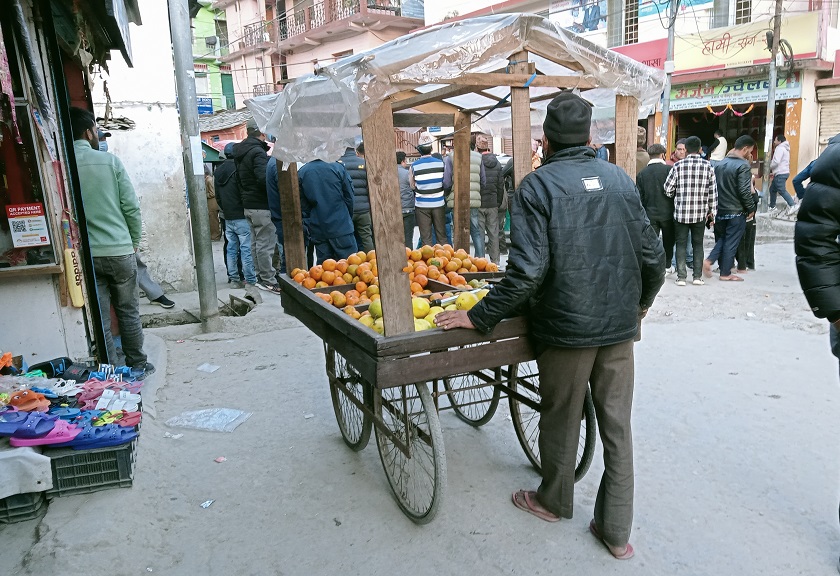 बझाङका पसल–पसलमा बुङ्गली सुन्तला