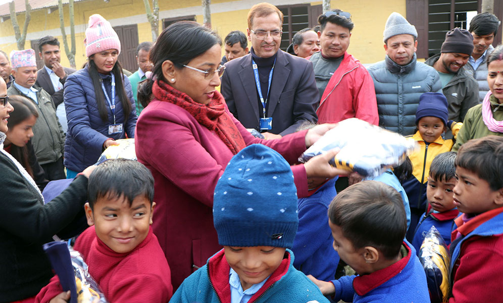 नौ सय ३४ विद्यार्थीलाई न्यानो कपडा वितरण