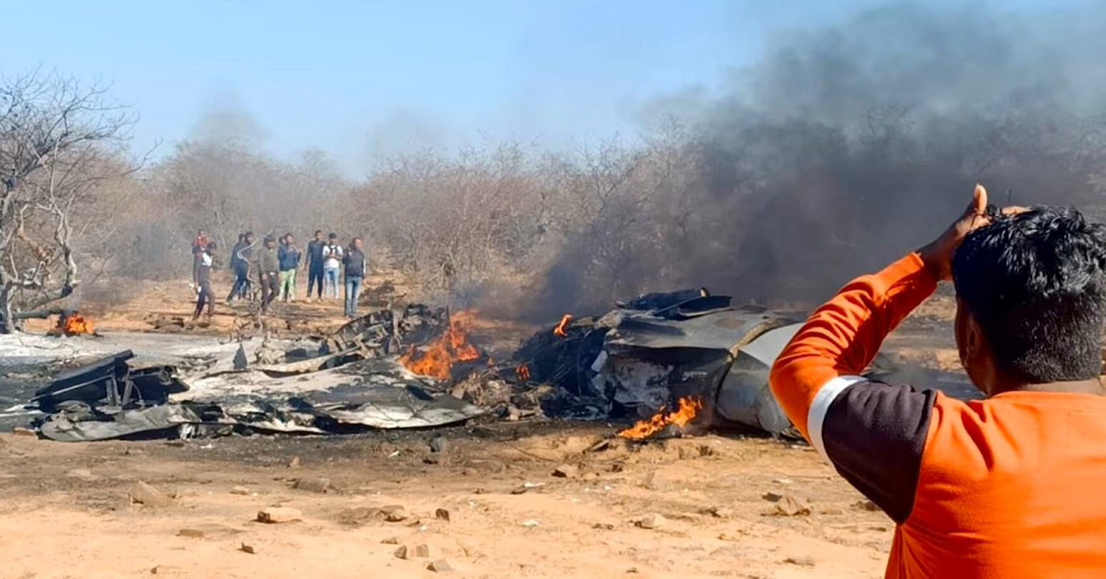 मध्य आकाशमा एकआपसमा ठोक्किदा भारतमा दुई वटा सैनिक विमान दुर्घटना