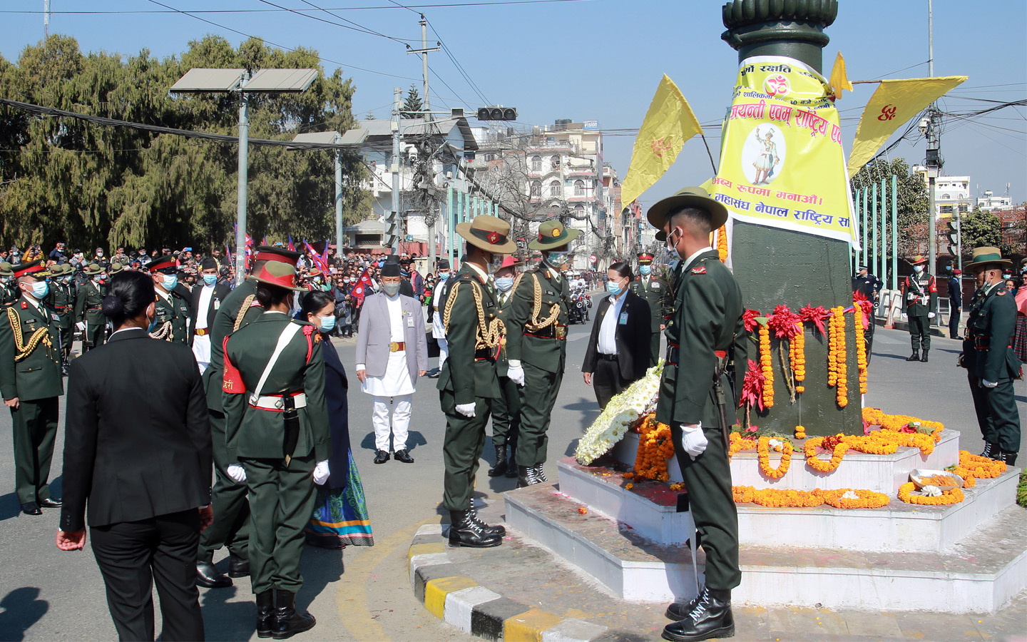 राष्ट्रपति भण्डारीद्वारा पृथ्वीनारायण शाहको सालिकमा पुष्पहार अर्पण