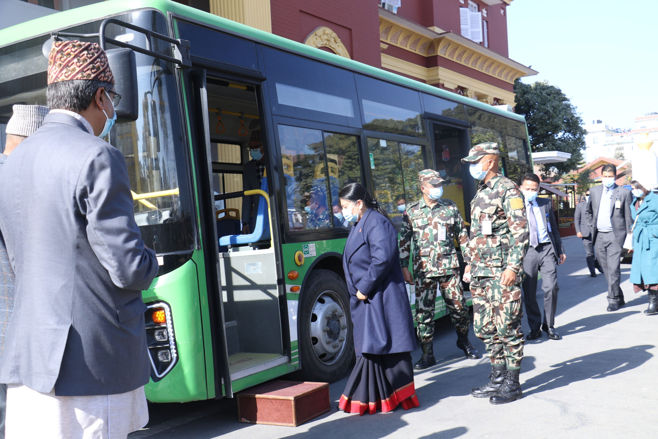 साझा यातायात चढेर पाटन जाँदै राष्ट्रपति भण्डारी