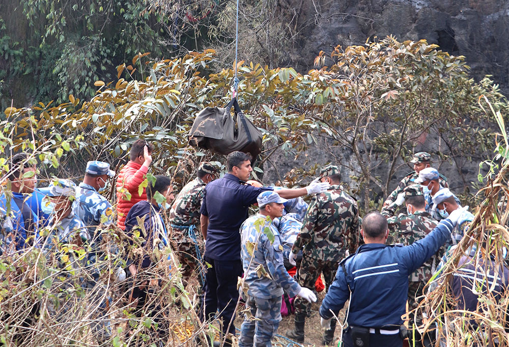 विमान दुर्घटनामा परेका चारजना अझै बेपत्ता, खोजीका लागि सशस्त्रको गोताखोर परिचालन