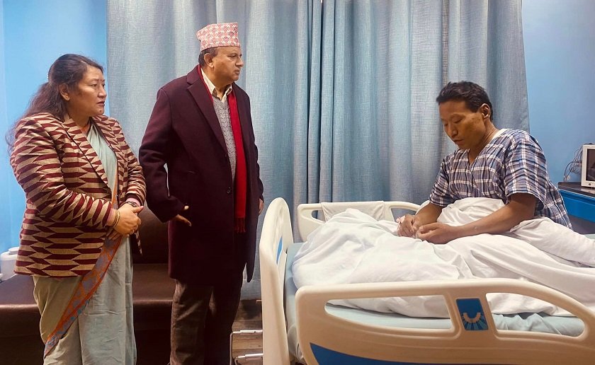 नेता पुनलाई भेट्न अस्पताल पुगे शंकर पोखरेल