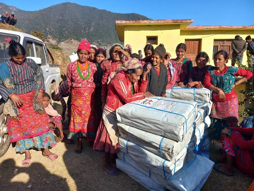 भूकम्प प्रभावितलाई अस्थायी आवास बनाउन सहयोग गर्दै नेपाल रेडक्रस