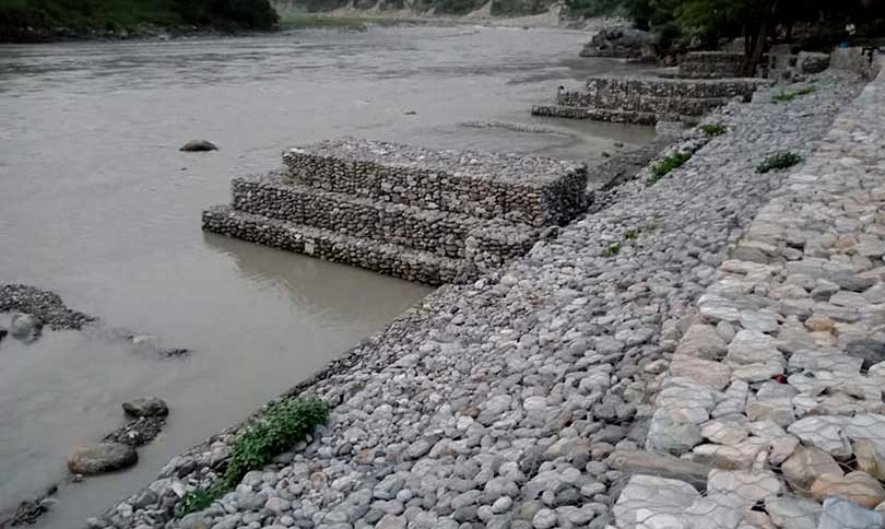 नारायणी किनारमा तटबन्धसहितको सडक निर्माण हुँदै