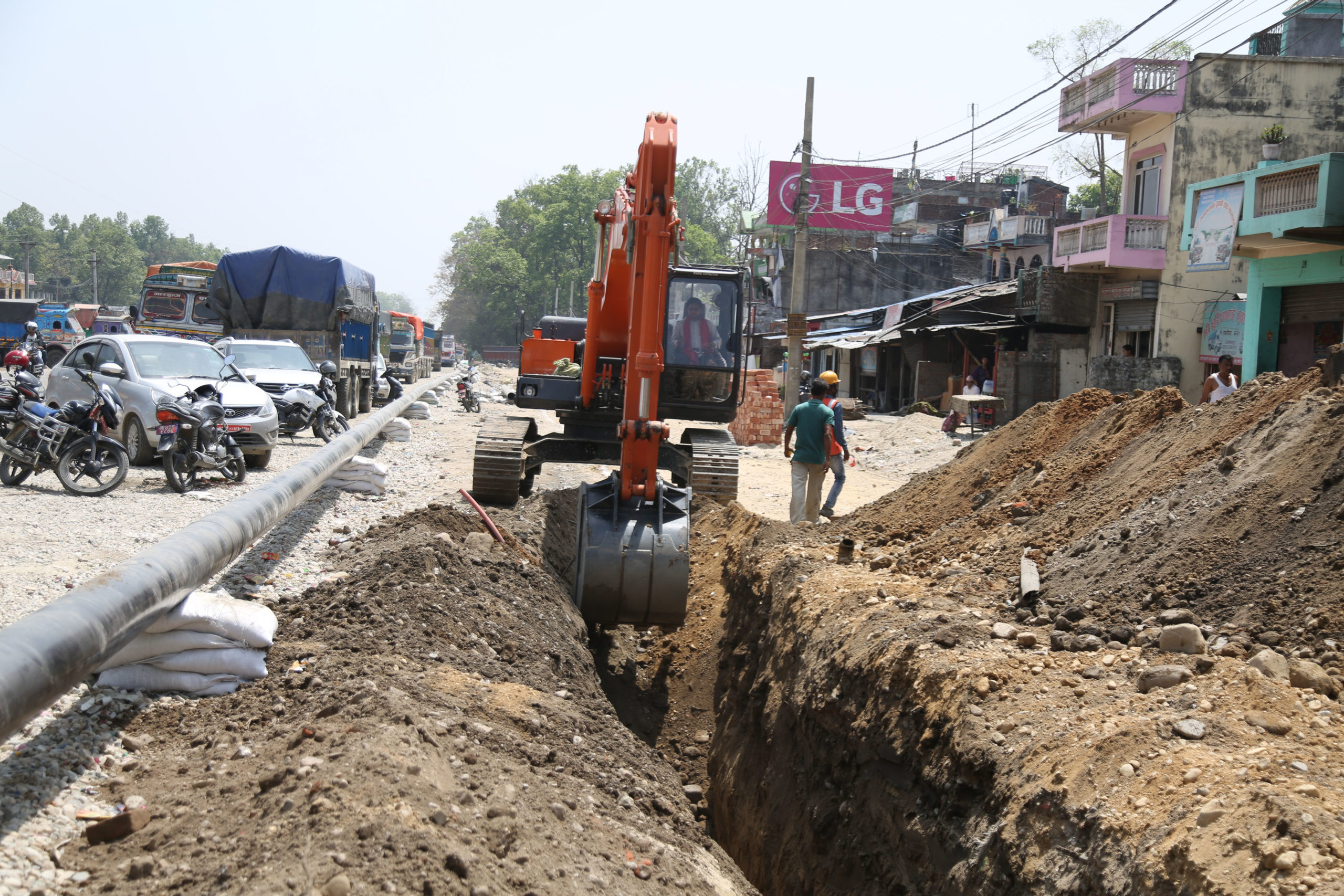 मेलम्चीको पानी वितरणका क्रममा उपत्यकाका सडकमा क्षति