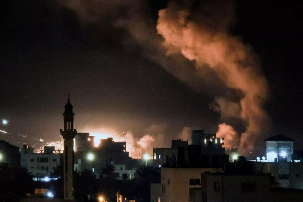 हमास समूहको गाजास्थित भवनमा इजरायली हवाई आक्रमण