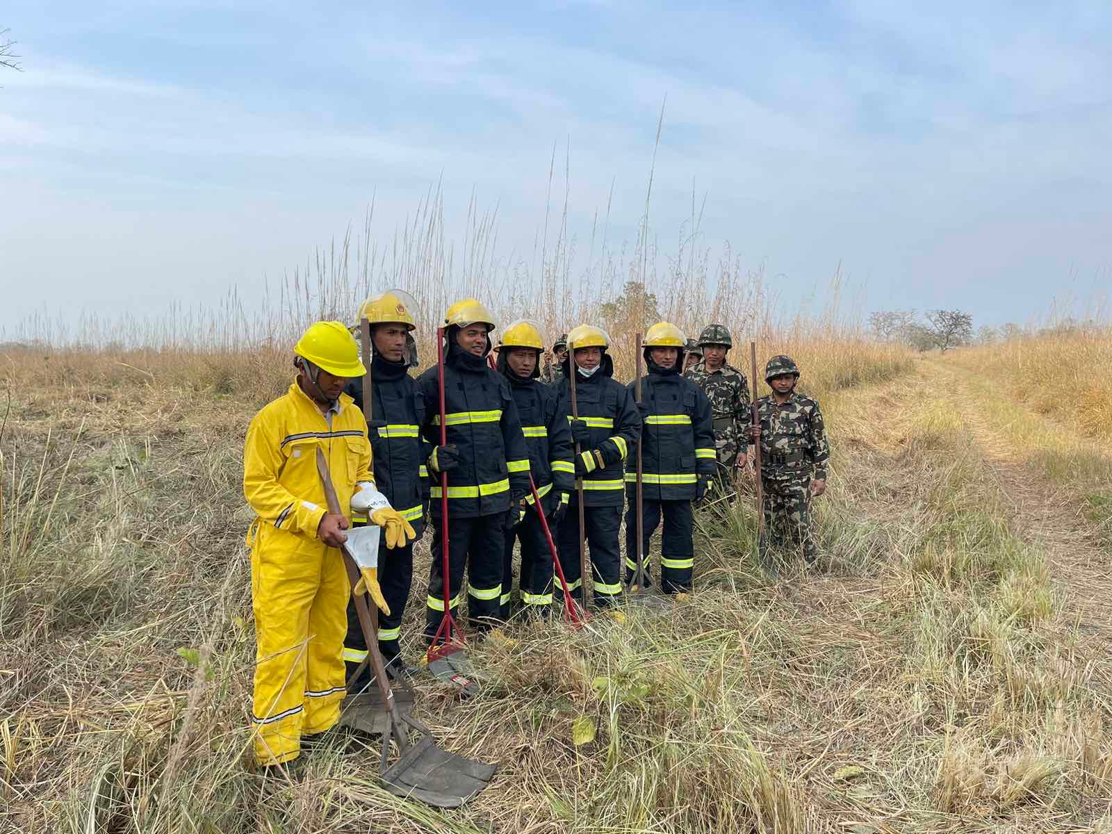 निकुञ्जका कर्मचारी र सैनिक टोलीलाई शुक्लाफाँटामा डढेलो नियन्त्रण तालिम