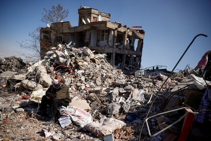 टर्की र सिरियाका दशौँ लाख भूकम्पपीडित सहयोगको प्रतीक्षामा