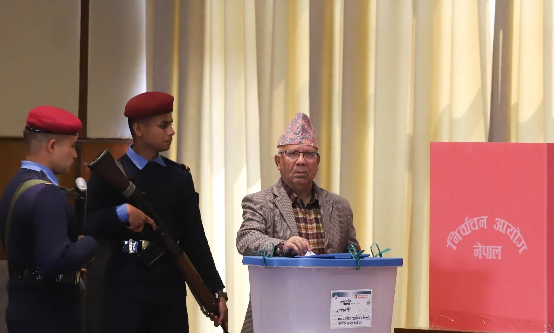 एकीकृत समाजवादीका अध्यक्ष नेपालद्वारा मतदान