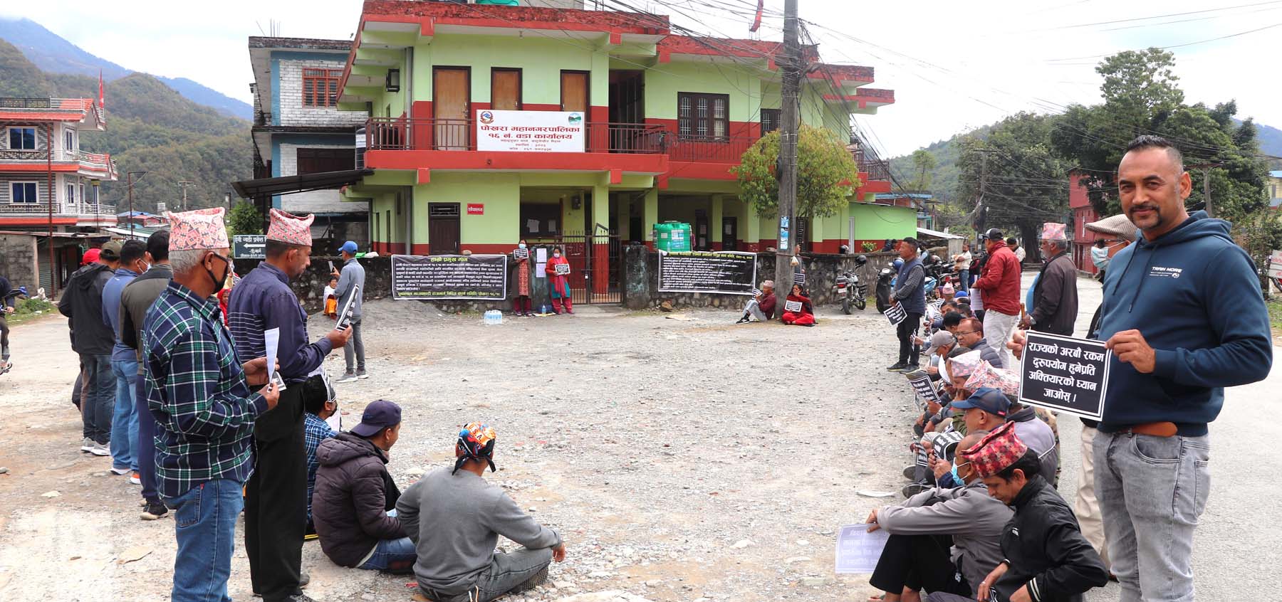 मध्यपहाडी राजमार्ग पूर्वजानकारी नदिइकन बनाउन खाेजेकाेमा स्थानीयकाे विराेध