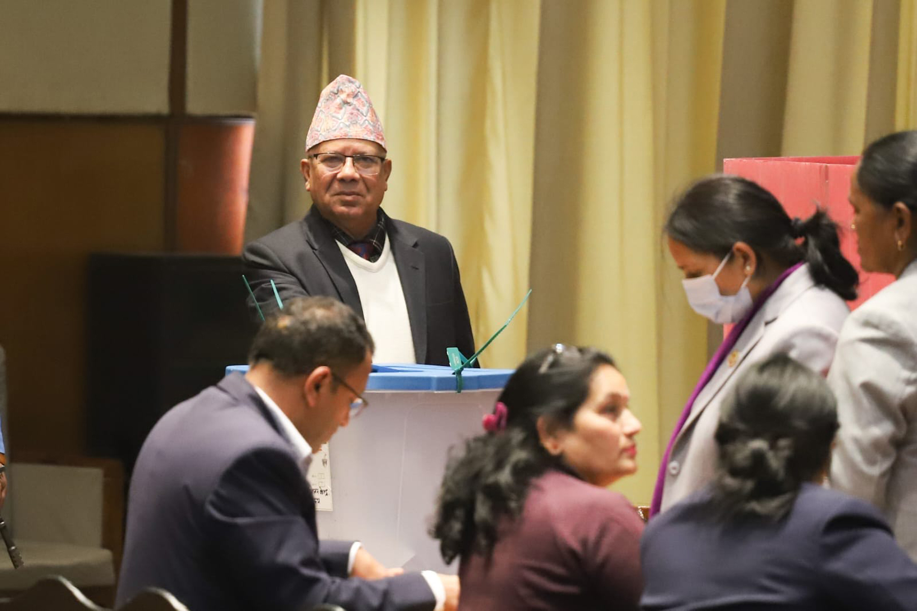 उपराष्ट्रपति निर्वाचन : माधव नेपालद्वारा मतदान