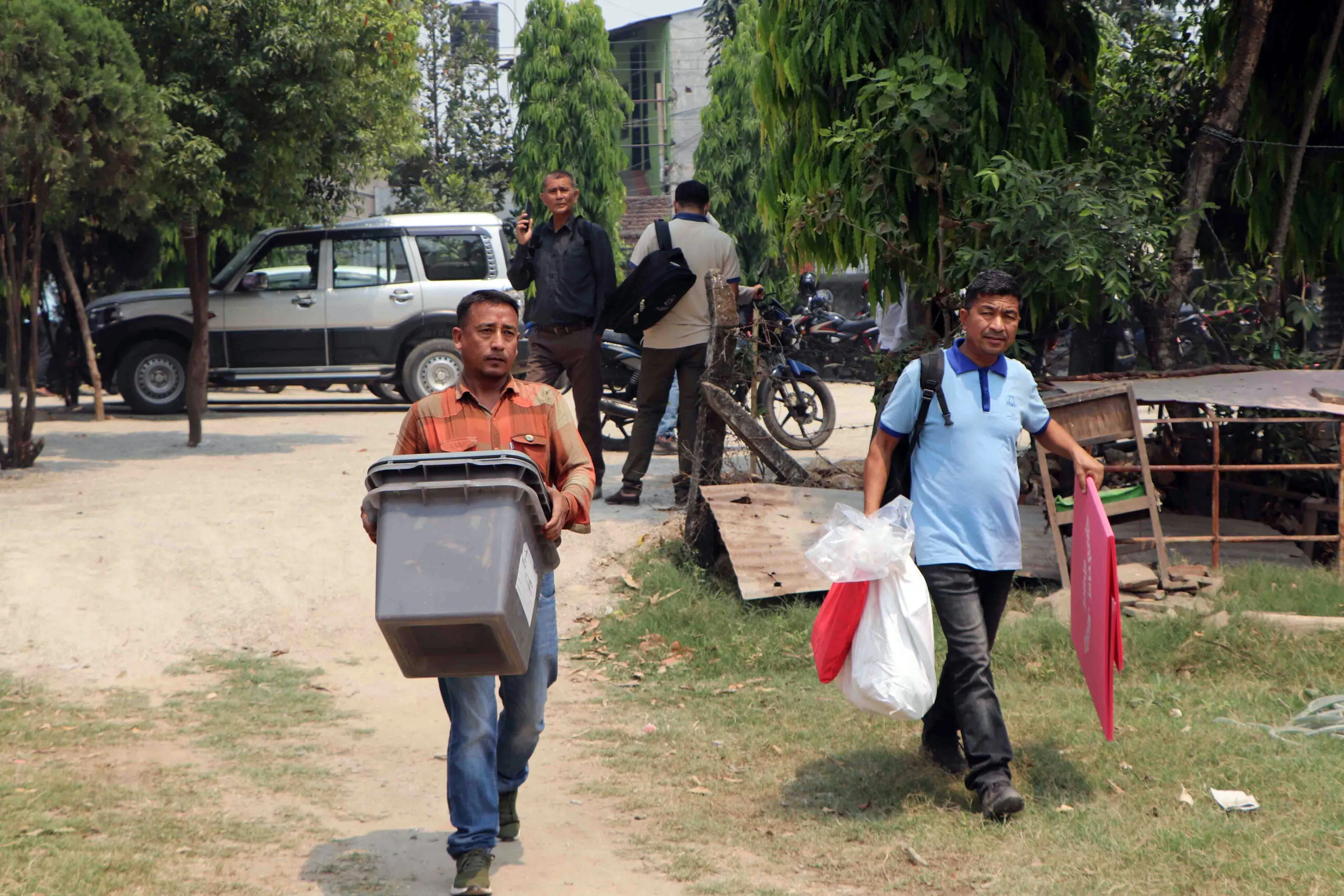 चितवन क्षेत्र नं २ : मतदानस्थलमा खटिए कर्मचारी