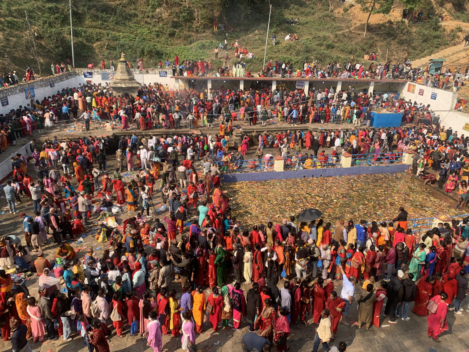 आमाको मुख हेर्ने दिन मातातीर्थमा दर्शनार्थीको भीड