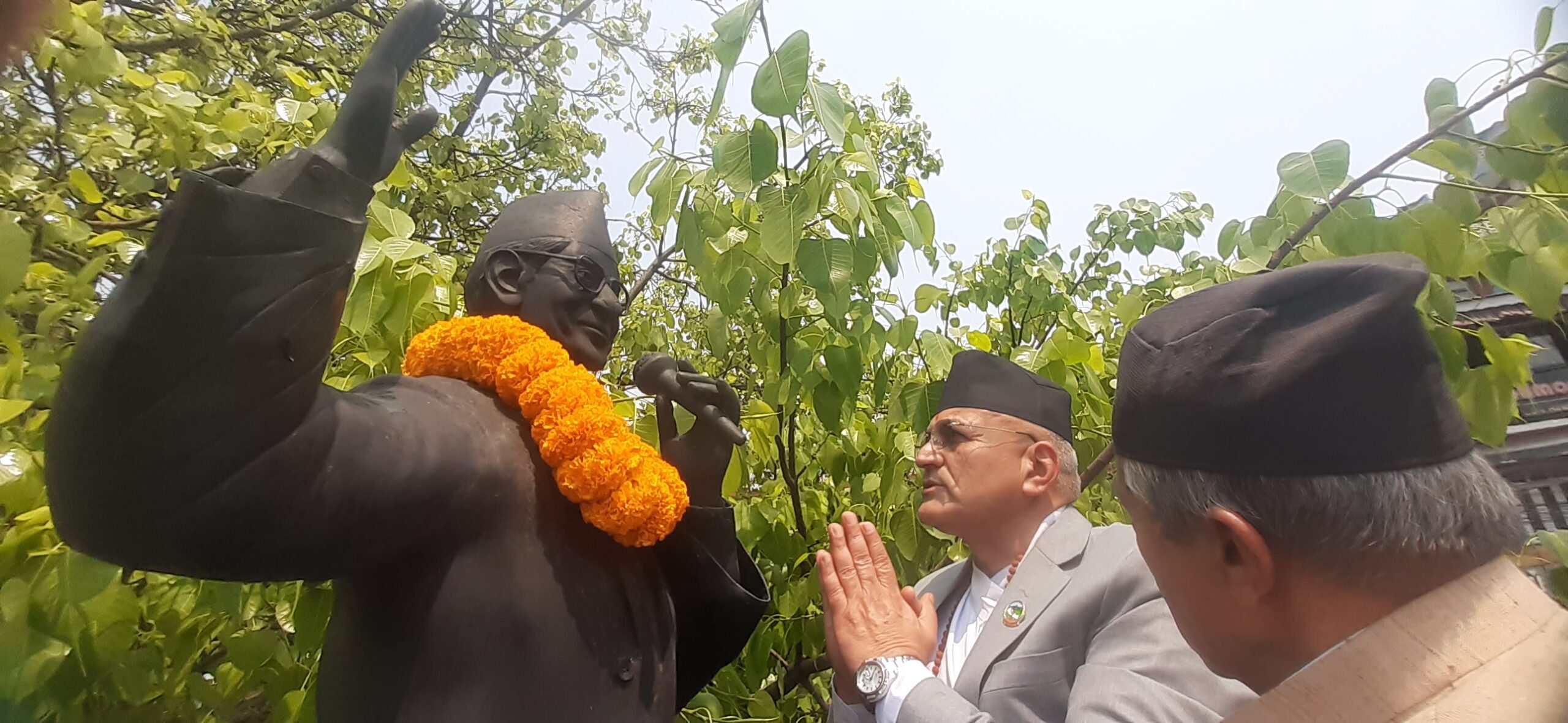 मुख्यमन्त्री पाण्डेद्वारा माल्यार्पण