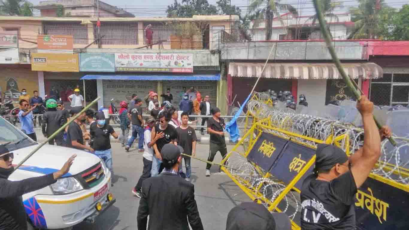 कोशी प्रदेश नामाकरण विवाद आन्दोलन: विराटनगरमा झडप, प्रहरीले हान्यो अश्रुग्यास