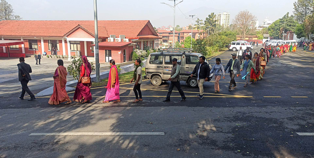 प्रधानमन्त्री भेट्न बालुवाटार पुगे मिटरब्याज पीडित