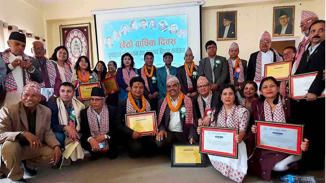 साहित्यकार रत्न प्रजापति पुष्पपराग वर्ष पुरस्कारबाट सम्मानित