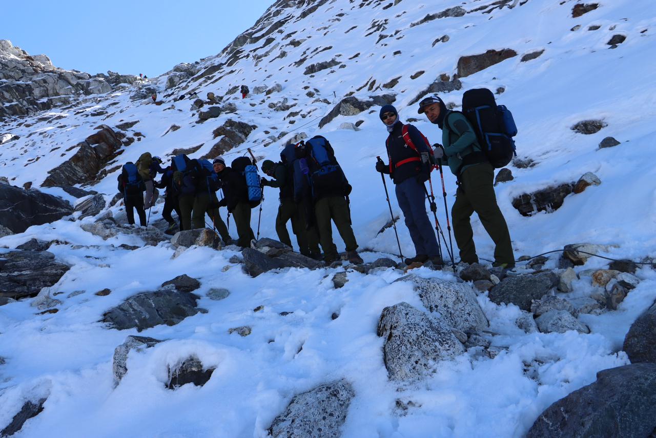 नेपाली सेनाको सफा हिमाल अभियानको टोलीबाट सगरमाथा हिमालको सफल आरोहण