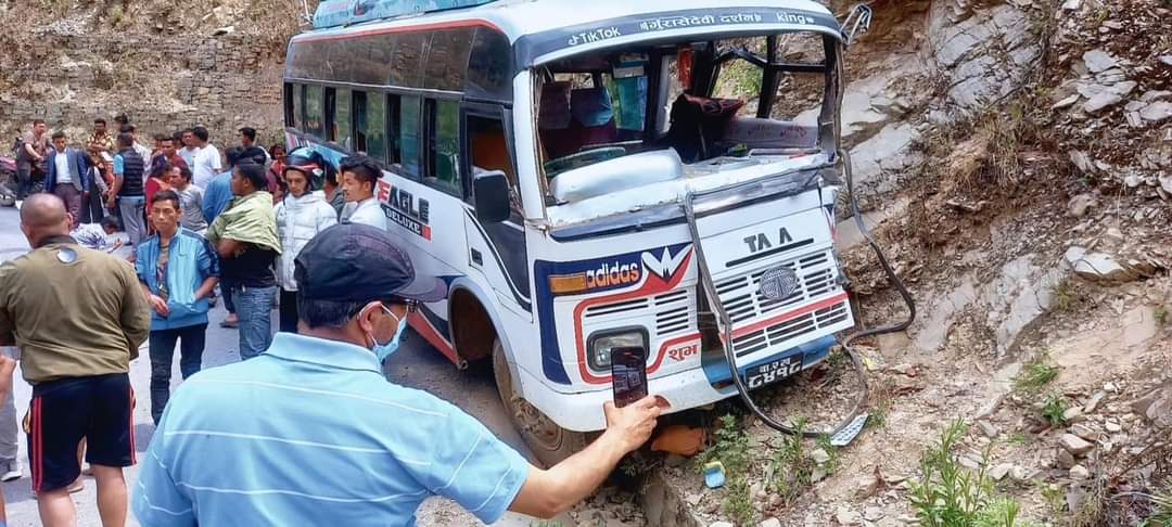 रामेछापबाट काठमाडौँतर्फ आइरहेकाे यात्रुबाहक बस चौरीदेउरालीमा दुर्घटना