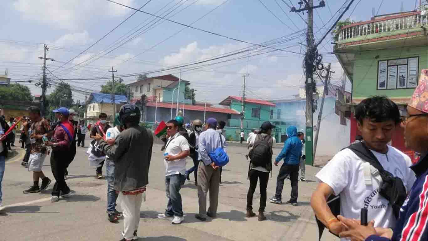 प्रहरी र पहिचान पक्षधरबीच झडपमा अश्रुग्याँस प्रहार, विराटनगरको स्थिति तनावग्रस्त