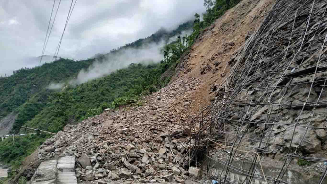 दव्ल्याङमा पहिरो: बागलुङ कुश्मीशेरा सडक अवरुद्ध